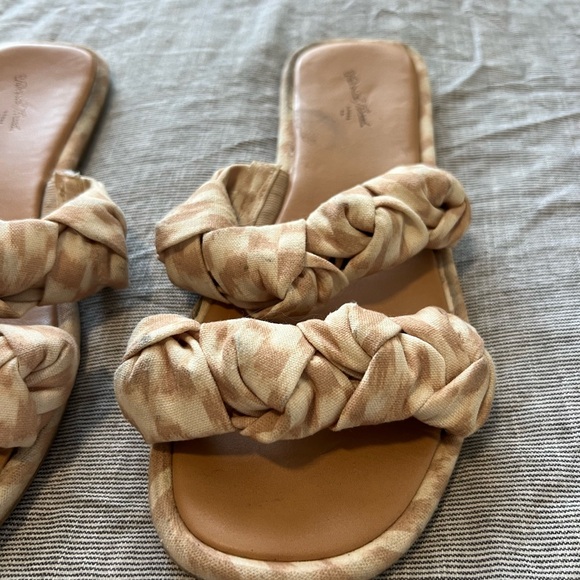 3/$10 🏷️ Sandals - Picture 3 of 4